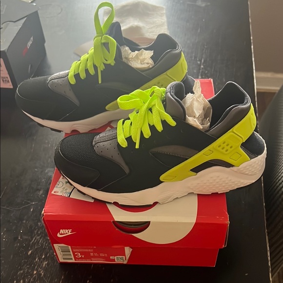 Nike Black and Green Presto - Picture 2 of 5